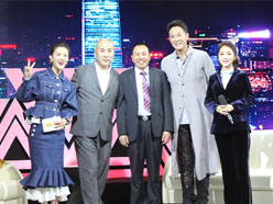 新望董事長(zhǎng)羅永輝與著名歌星劉尊老師、汪正正老師、郭津彤老師、主持人雅琪在北京電視臺(tái)錄制節(jié)目現(xiàn)場(chǎng)親切合影